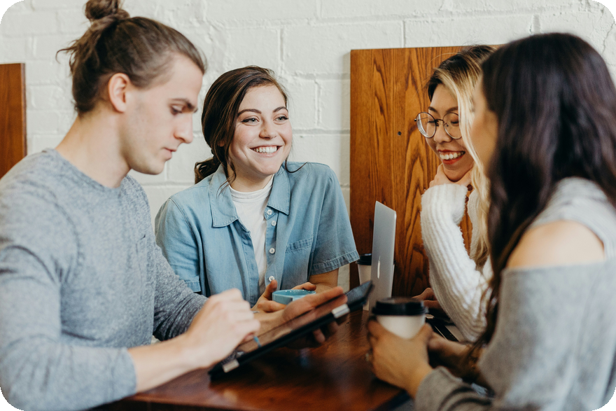 Un groupe qui échange autour d'une table